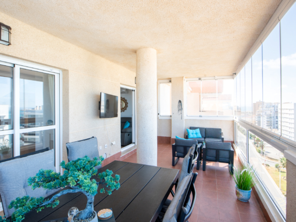 Noordzijde groot balkon van penthouse Puerto Mar 3 La Manga
