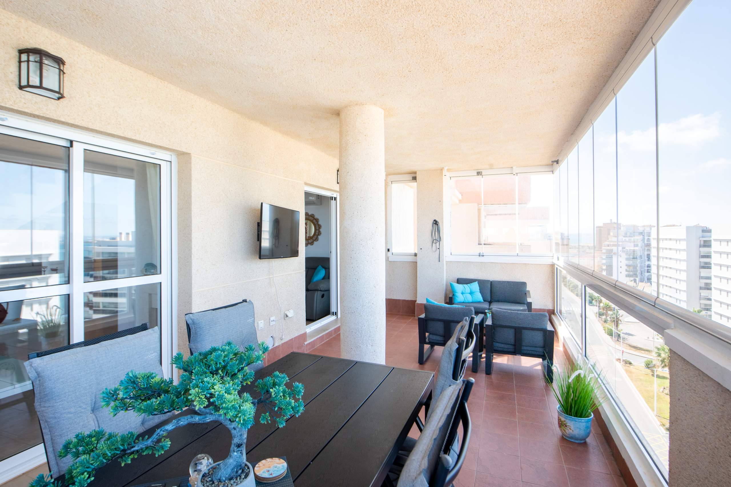 Noordzijde groot balkon van penthouse Puerto Mar 3 La Manga