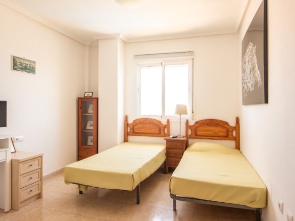 Slaapkamer met twee eenpersoonsbedden in ruim penthouse te koop La Manga