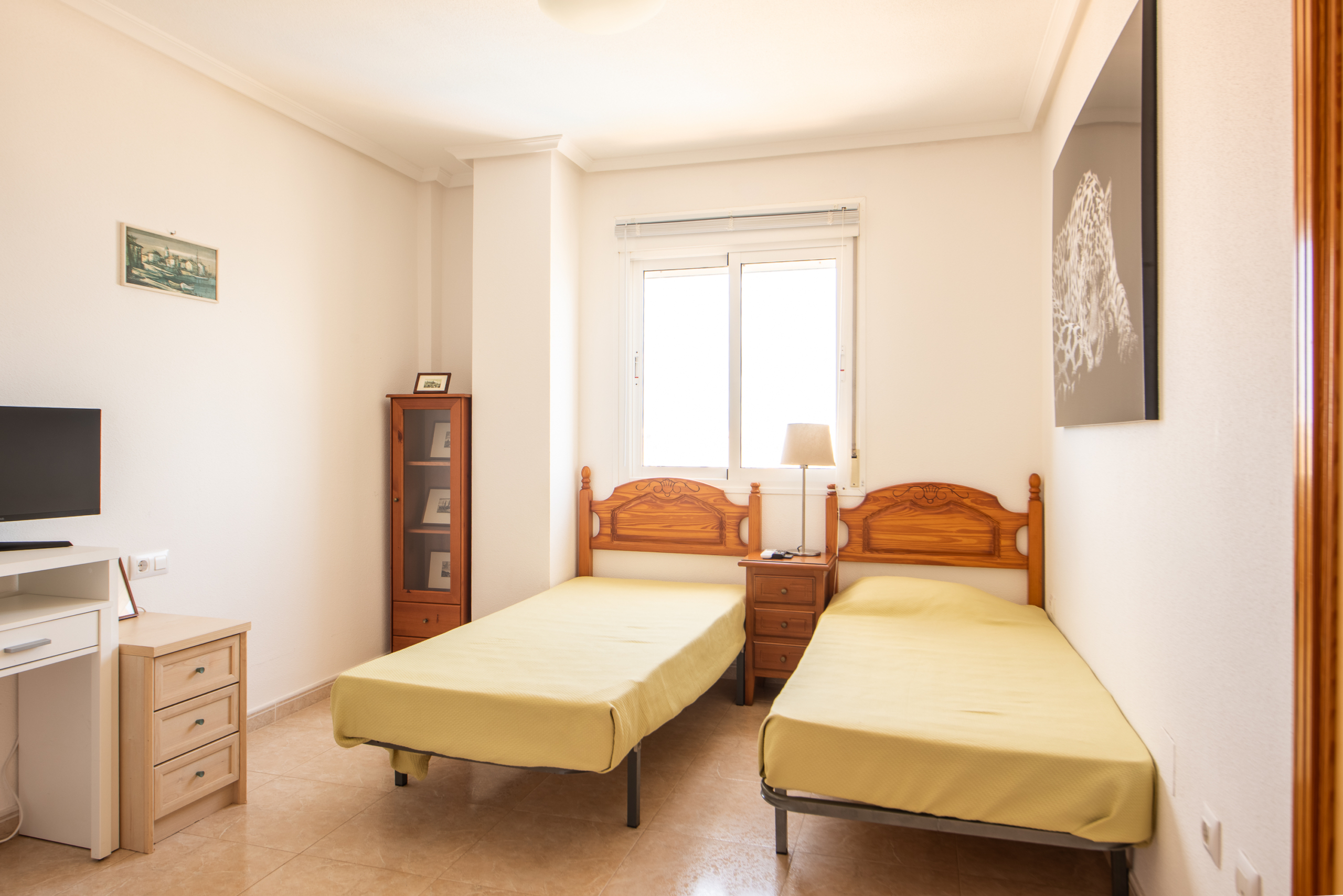 Slaapkamer met twee eenpersoonsbedden in ruim penthouse te koop La Manga