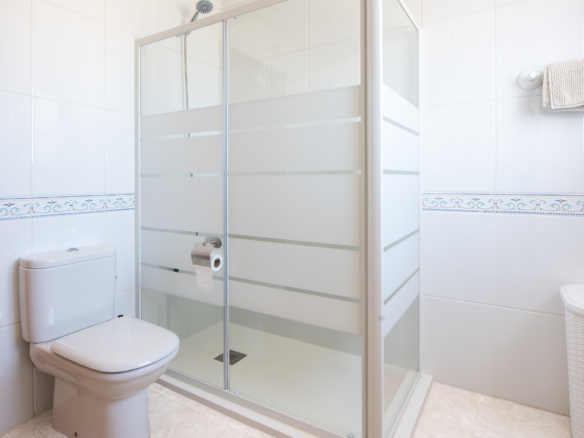 Tweede badkamer met ruime inloopdouche en toilet in penthouse La Manga
