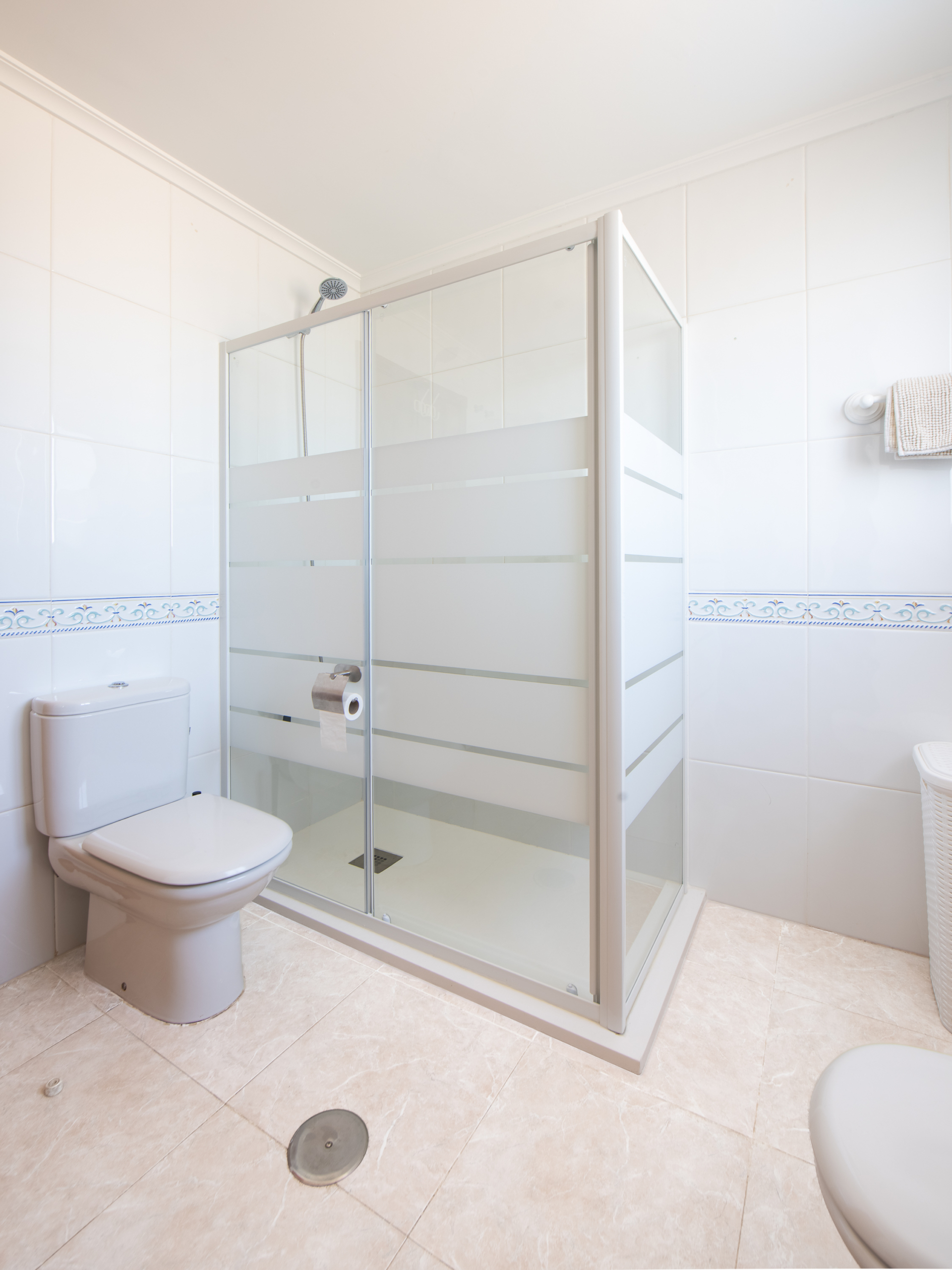 Tweede badkamer met ruime inloopdouche en toilet in penthouse La Manga