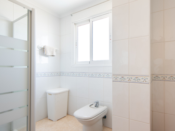 Toilet in de badkamer van masterbedroom