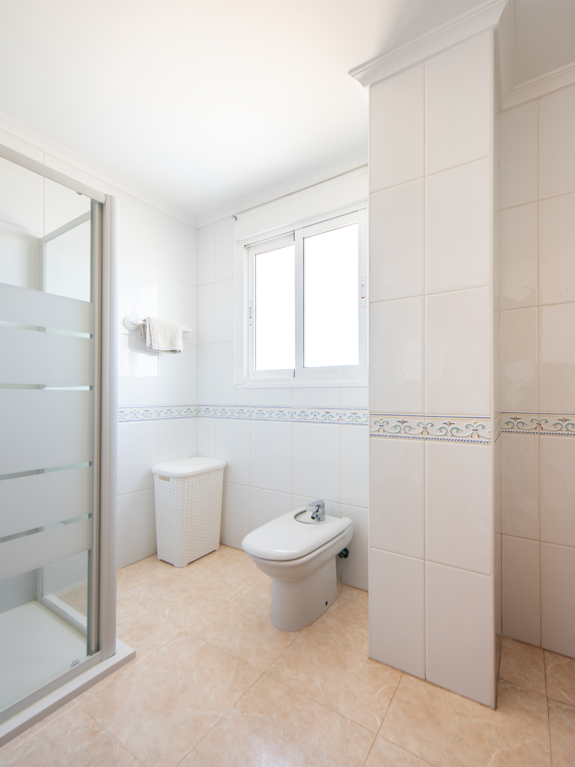 Toilet in de badkamer van masterbedroom
