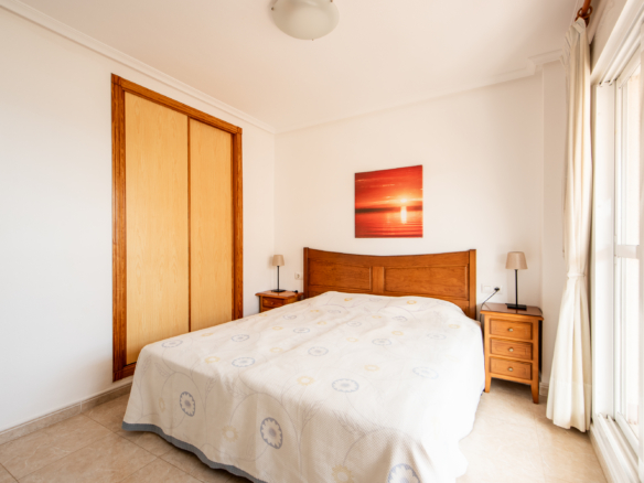 Masterbedroom met grote kastruimte en badkamer