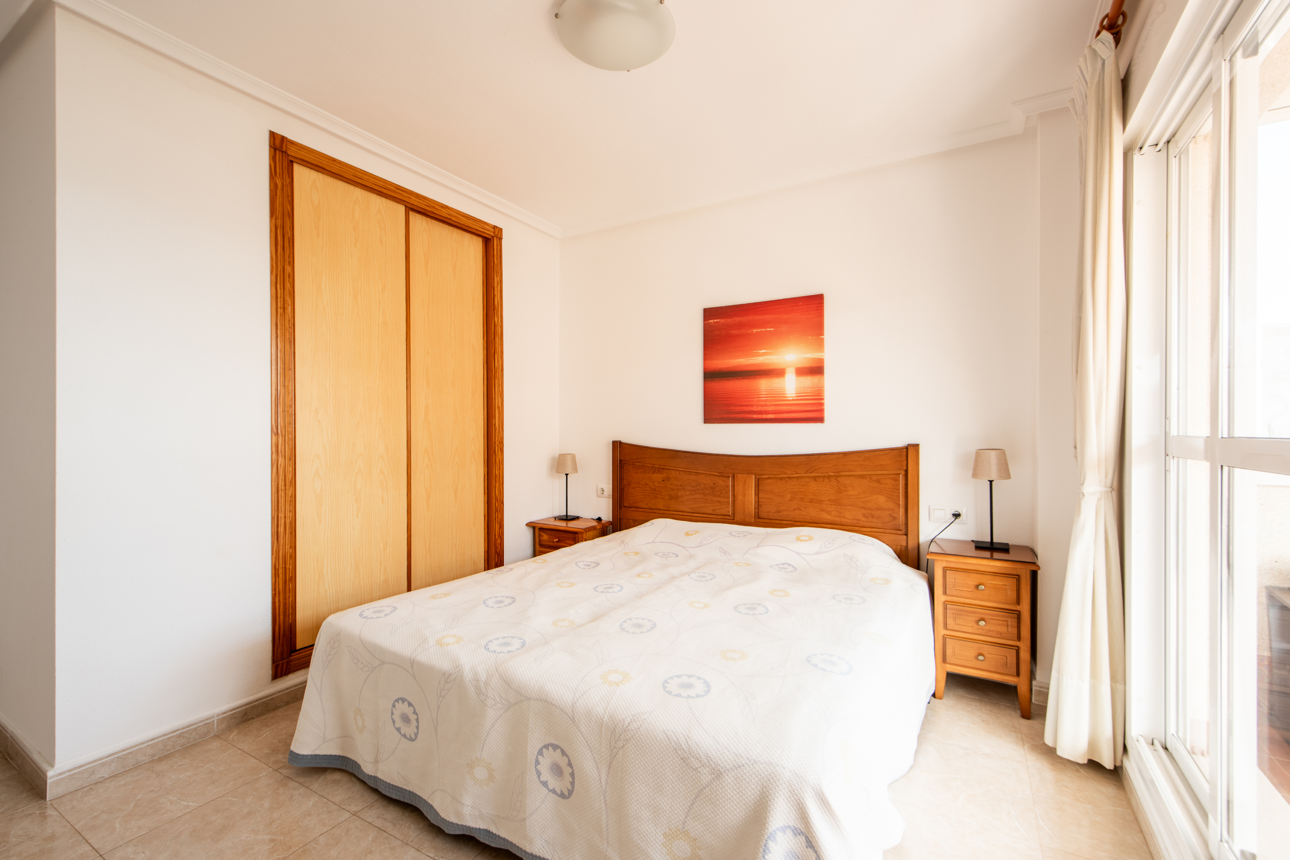 Masterbedroom met grote kastruimte en badkamer