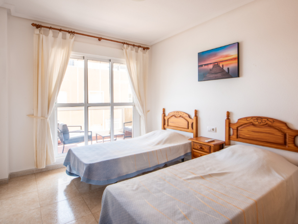 Slaapkamer met toegang tot balkon in La Manga