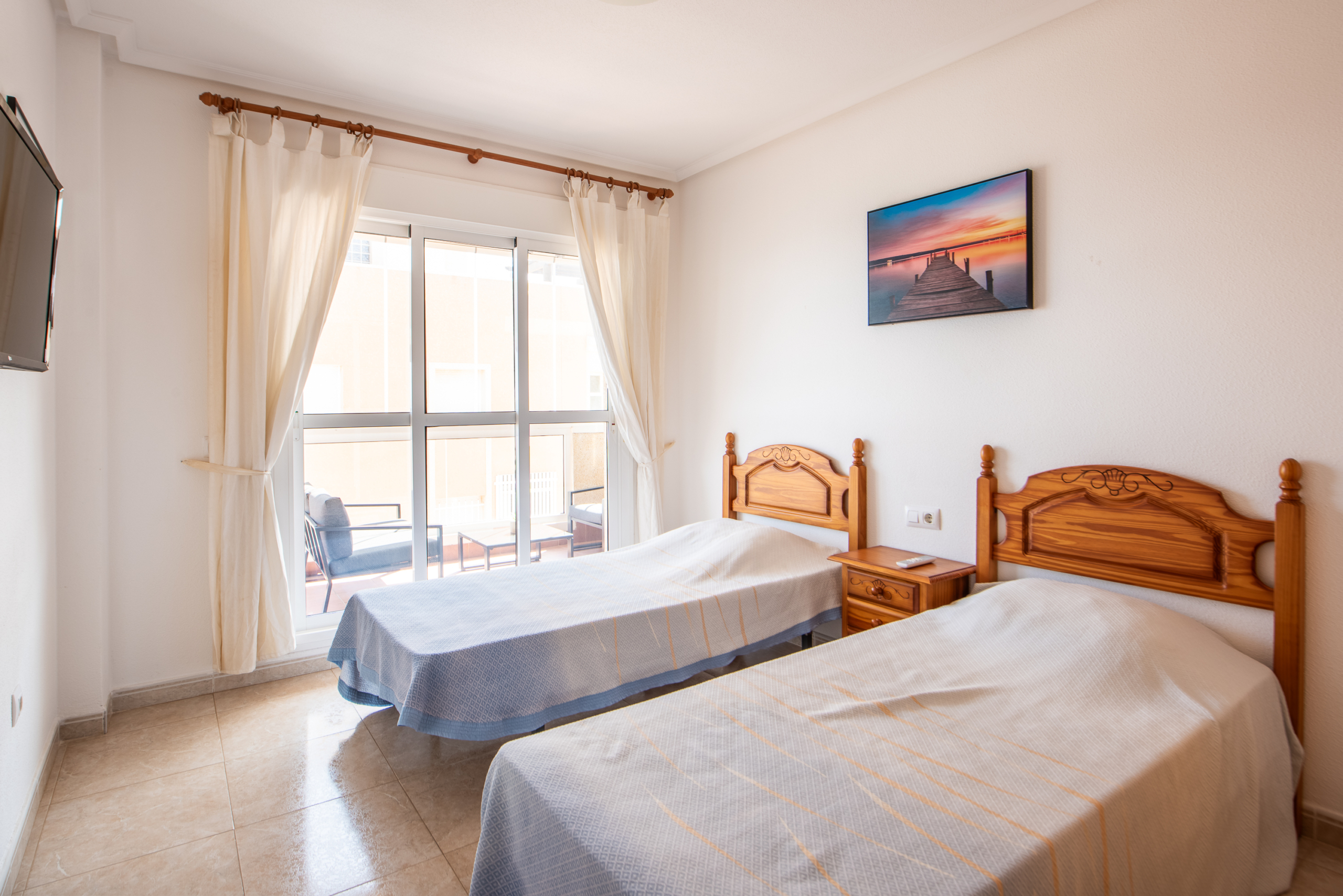 Slaapkamer met toegang tot balkon in La Manga