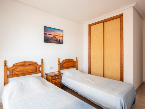 Derde slaapkamer met kastruimte in penthouse Puerto Mar 3 La Manga