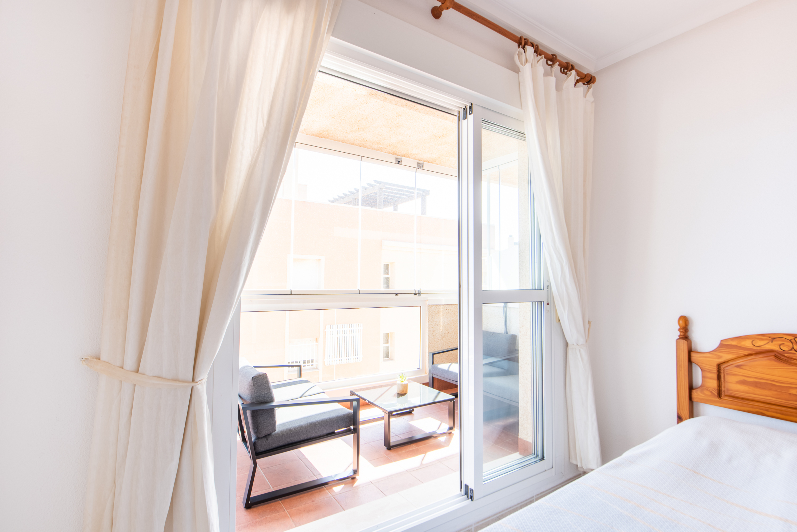 zuidzijde balkon vanuit de slaapkamer van het penthouse in la manga