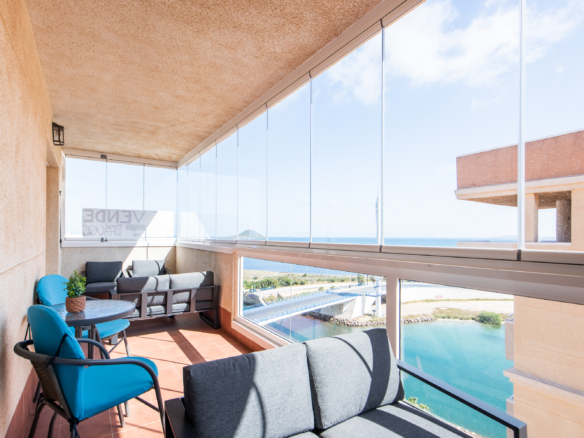 Balkon met uitzicht over kanaal, Mar Menor en brug van La Manga bij Puerto Mar 3