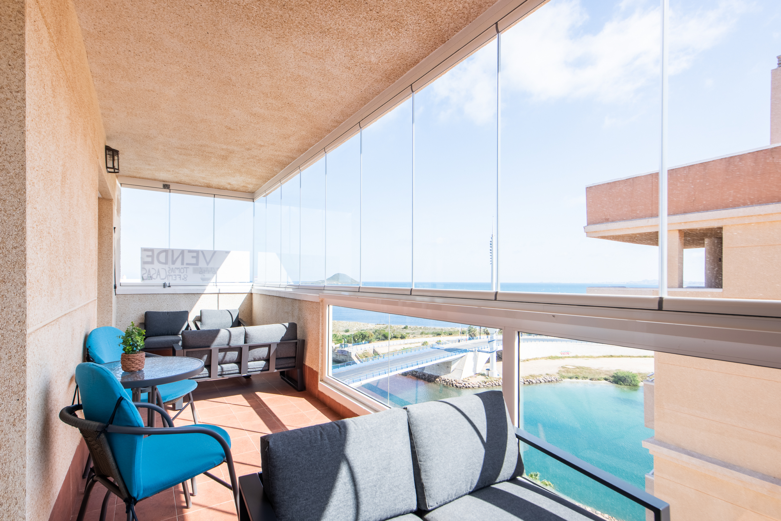 Balkon met uitzicht over kanaal, Mar Menor en brug van La Manga bij Puerto Mar 3