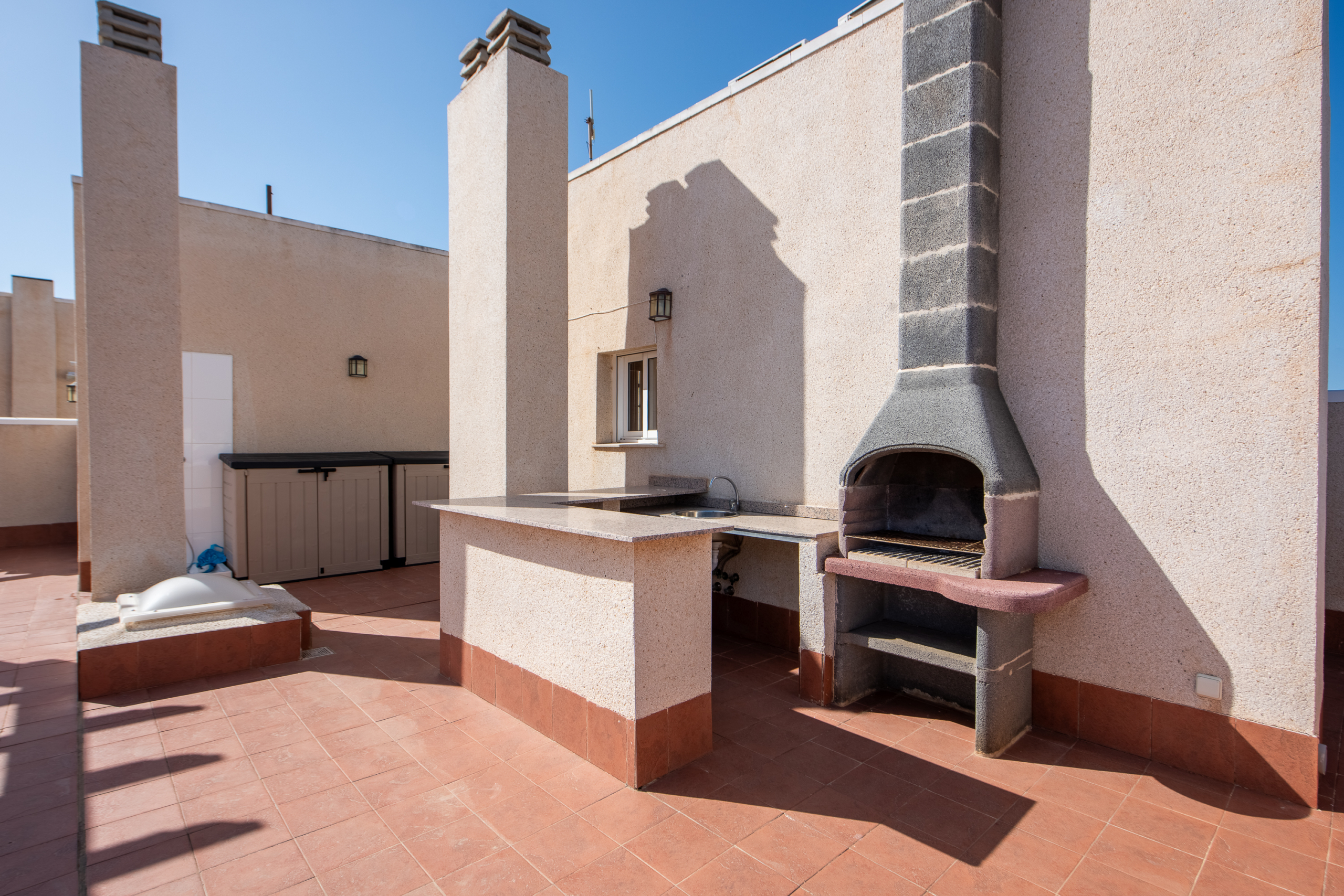 buitenkeuken met barbeque op solarium van het penthouse