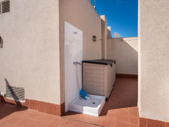 Buitendouche op dakterras van appartement te koop in la manga