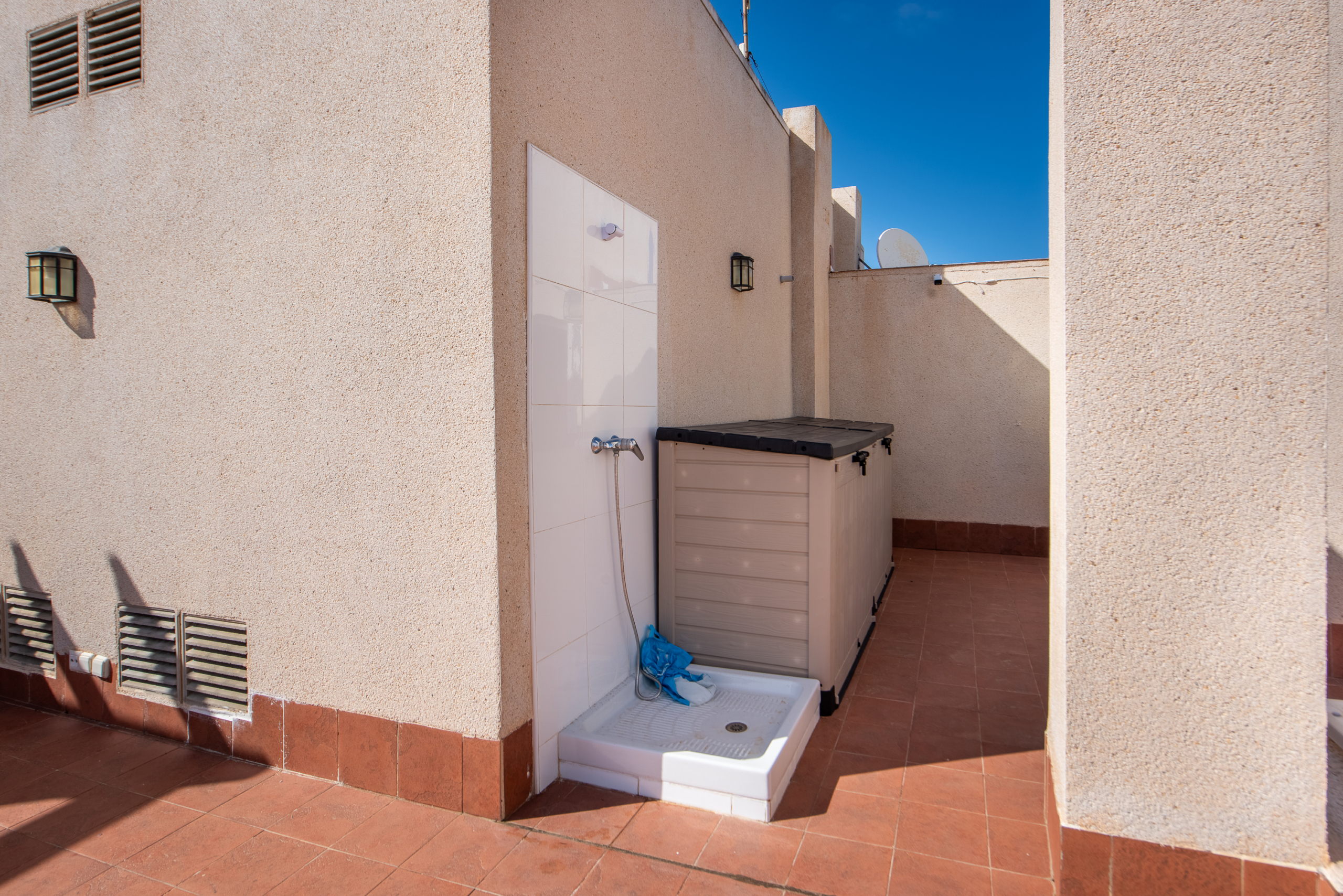 Buitendouche op dakterras van appartement te koop in la manga