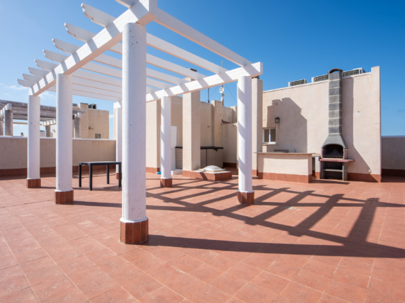 Privé dakterras met pergola en uitzicht richting Middellandse Zee vanaf penthouse La Manga