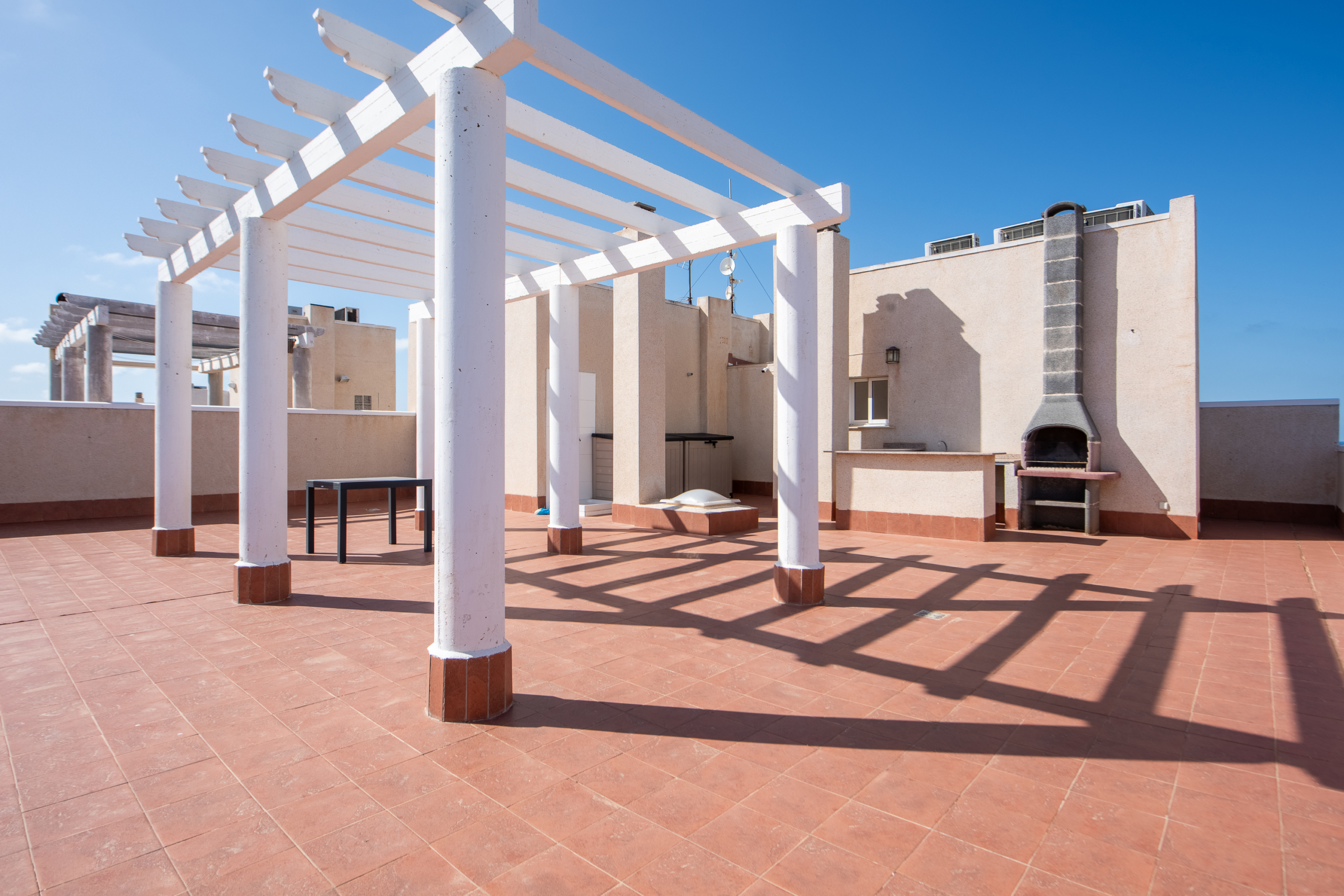 Privé dakterras met pergola en uitzicht richting Middellandse Zee vanaf penthouse La Manga