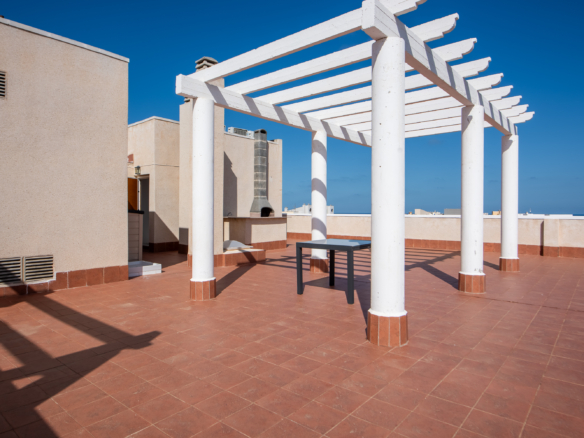 Groot solarium met barbecue, pergola en veel buitenruimte op penthouse Puerto Mar 3 La Manga