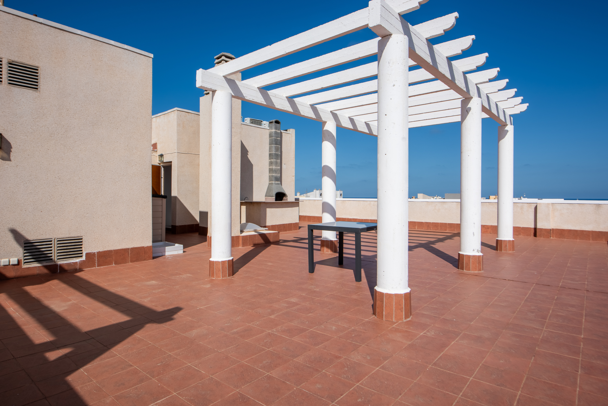 Groot solarium met barbecue, pergola en veel buitenruimte op penthouse Puerto Mar 3 La Manga