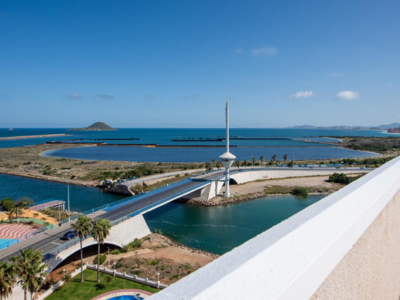 uitzicht vanuit penthouse op het Puente del Estacio en brug in la manga