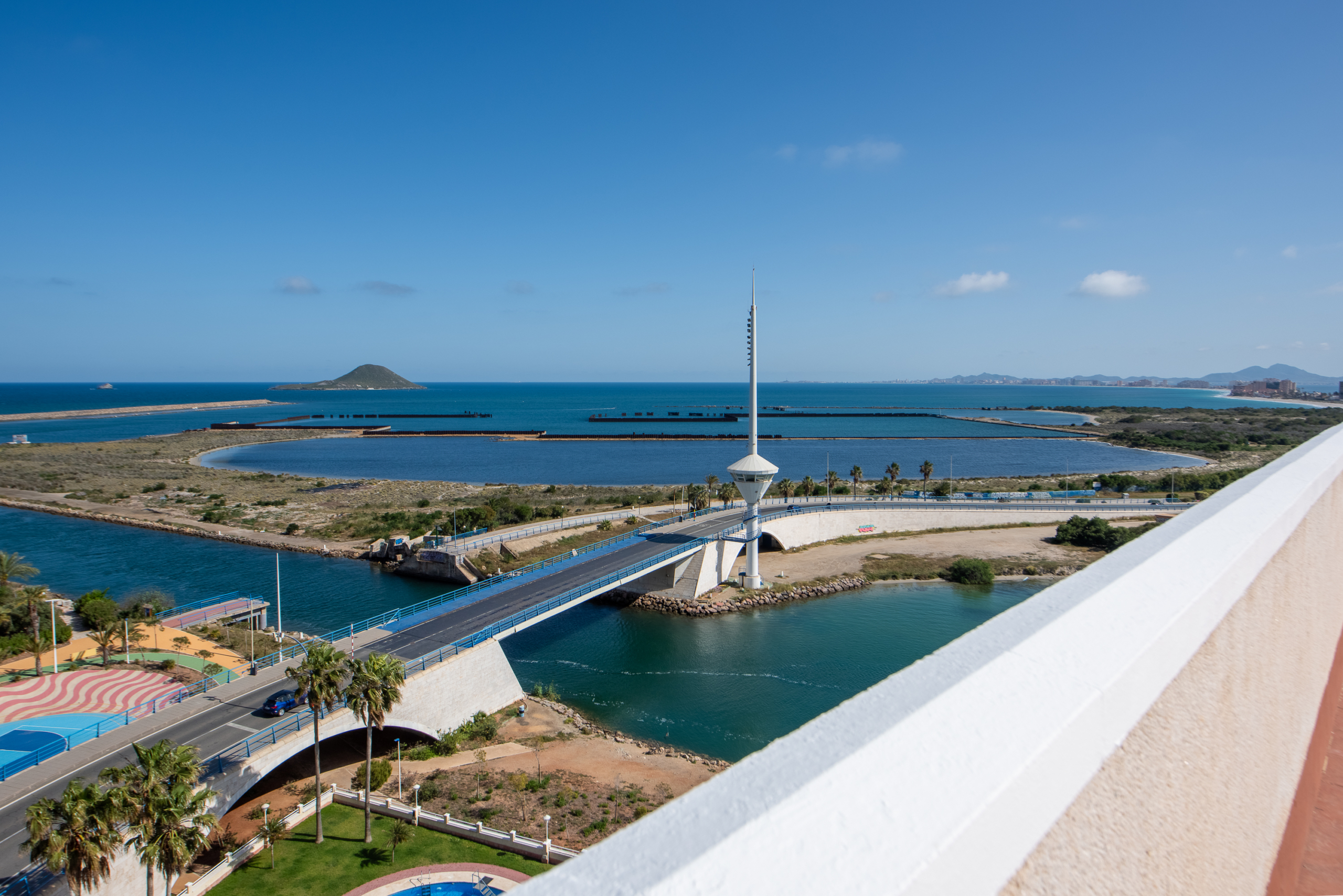 uitzicht vanuit penthouse op het Puente del Estacio en brug in la manga