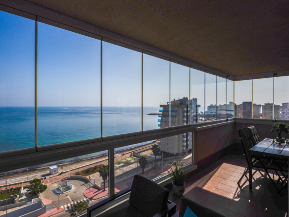 Uitzicht naar de middelandse zee vanuit het balkon op la manga del mar menor
