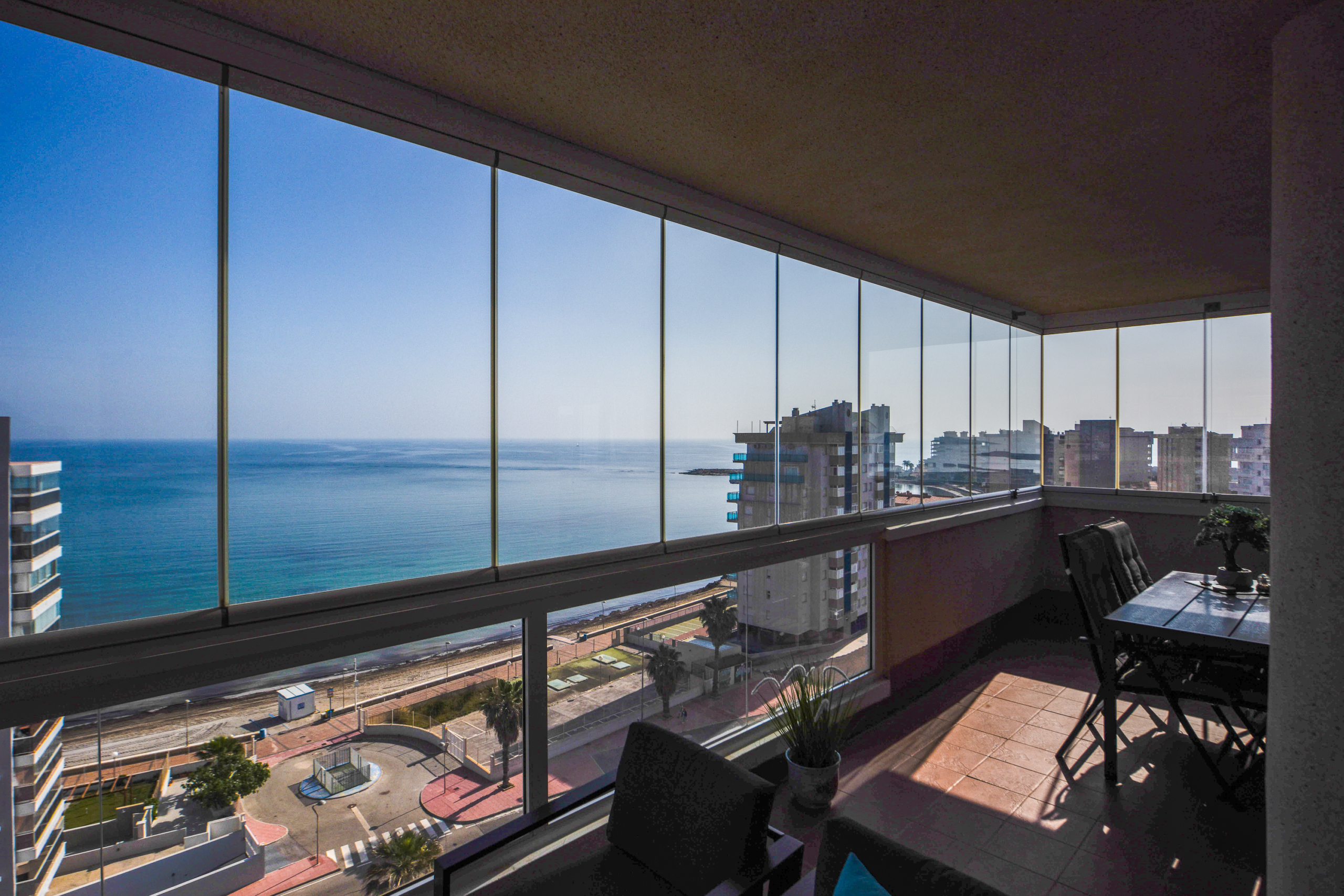 Uitzicht naar de middelandse zee vanuit het balkon op la manga del mar menor