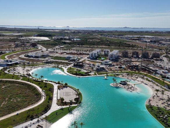 Luchtfoto van Santa Rosalía met groot meer, nieuwbouw woningen en uitzicht richting de Mar Menor