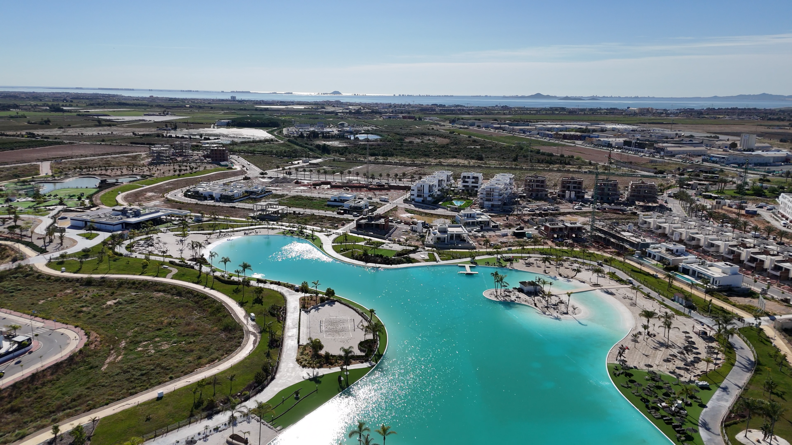 Luchtfoto van Santa Rosalía met groot meer, nieuwbouw woningen en uitzicht richting de Mar Menor