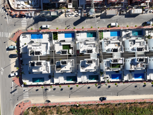 Bovenaanzicht van moderne villa’s in Santa Rosalía met privézwembaden, solariums en zonnepanelen