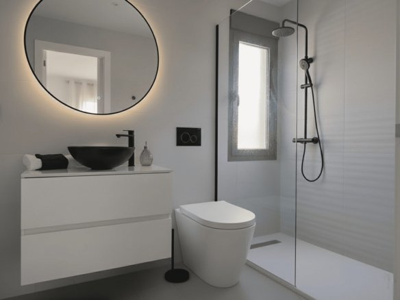 Moderne badkamer met inloopdouche en verlichte ronde spiegel