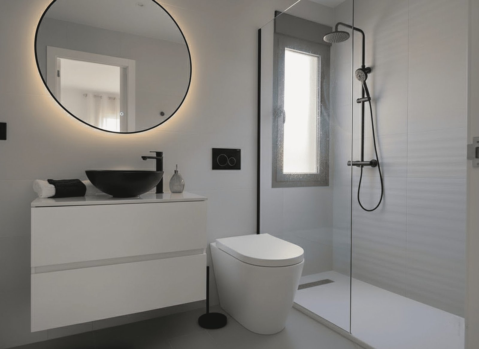 Moderne badkamer met inloopdouche en verlichte ronde spiegel