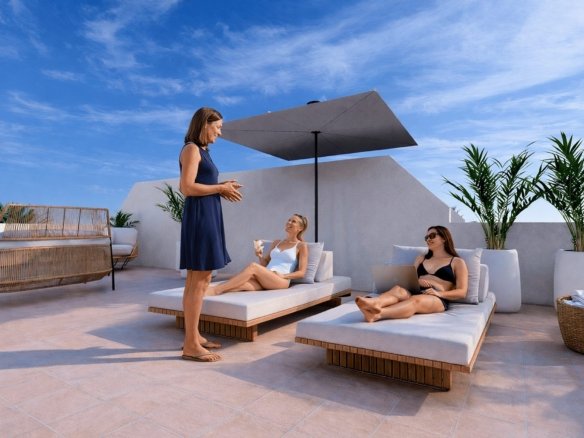 Ruim privé-solarium met ligbedden bij penthouse in Los Alcázares