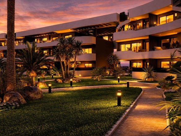 Verlichte nieuwbouwappartementen in Los Alcázares tijdens zonsondergang
