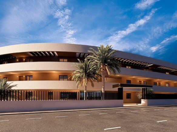 Moderne buitenzijde van nieuwbouwappartementen aan de golfbaan in Los Alcázares