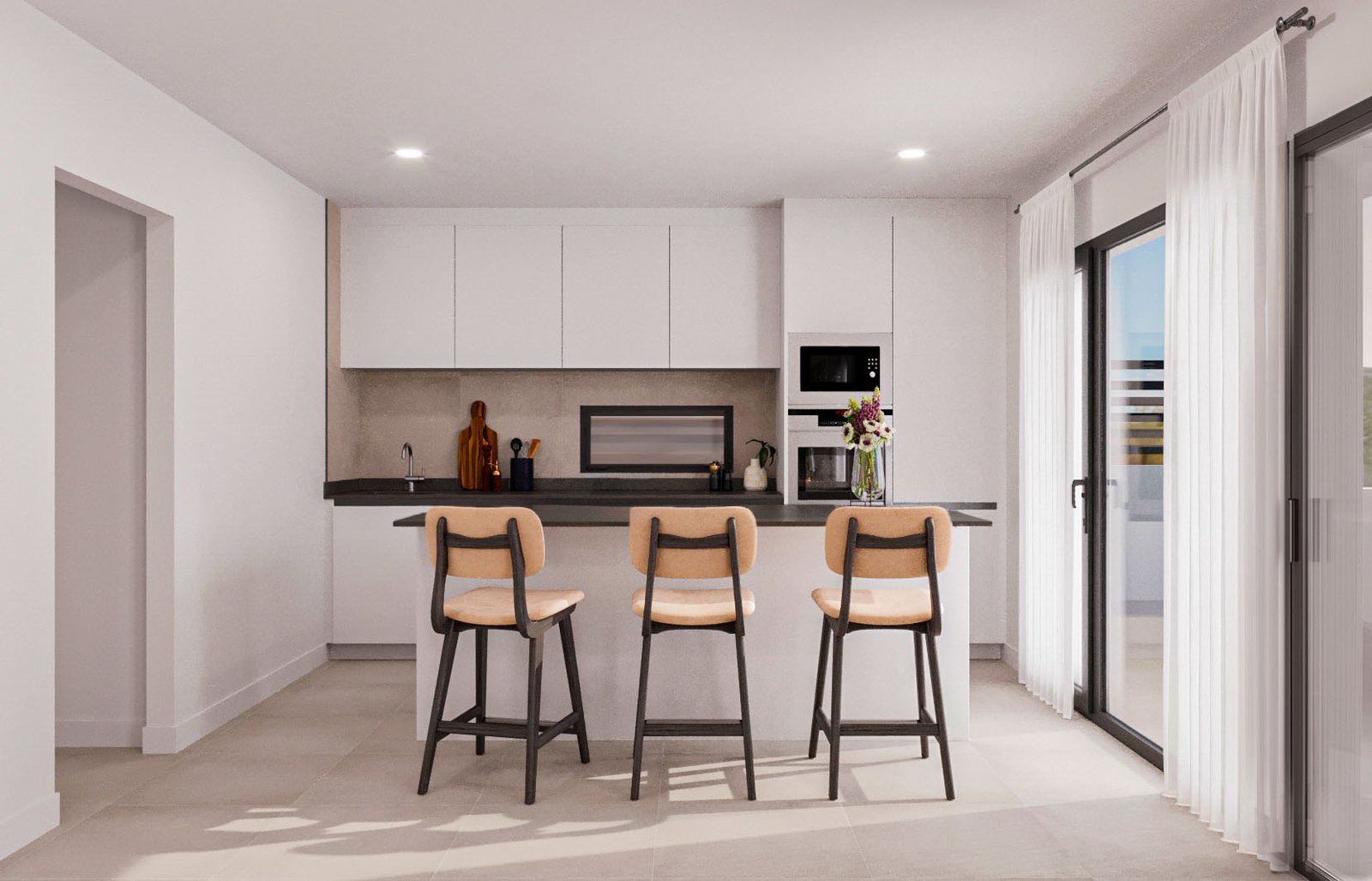 Moderne open keuken met kookeiland en schuifpui naar het terras