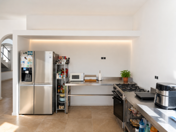 Keuken op maat met eethoek in Villa Nord Finis