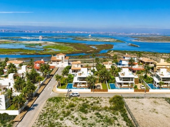 Nieuwbouwvilla in La Manga: overzichtsvisualisatie van vrijstaande villa’s met privézwembaden nabij het water.