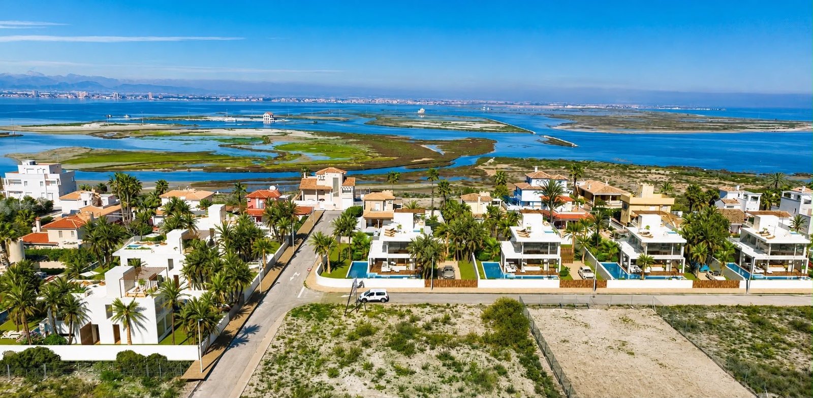 Nieuwbouwvilla in La Manga: overzichtsvisualisatie van vrijstaande villa’s met privézwembaden nabij het water.