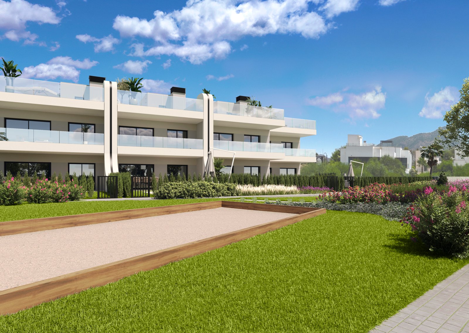 Impressie van de jeu-de-boulesbaan met gazon en bloeiende borders bij nieuwbouw in La Manga Club