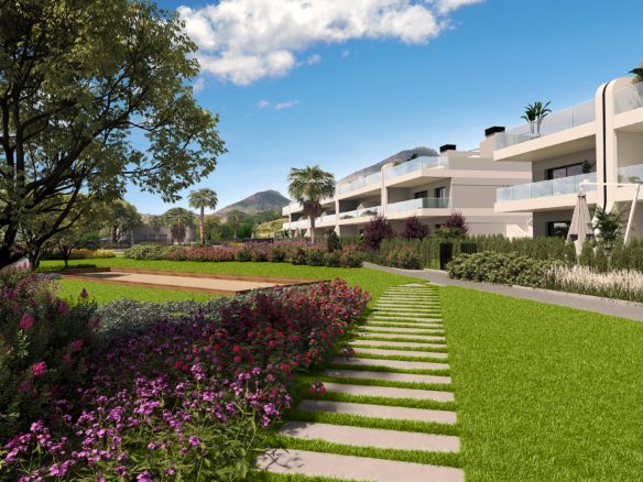 Impressie van een tuinpad tussen gazons en bloeiende borders bij nieuwbouw in La Manga Club
