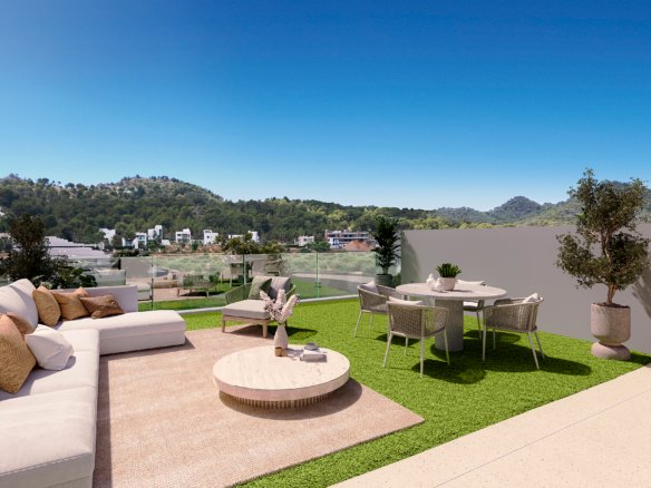 Impressie van een solarium met loungehoek, eettafel en uitzicht op de heuvels bij nieuwbouw in La Manga Club