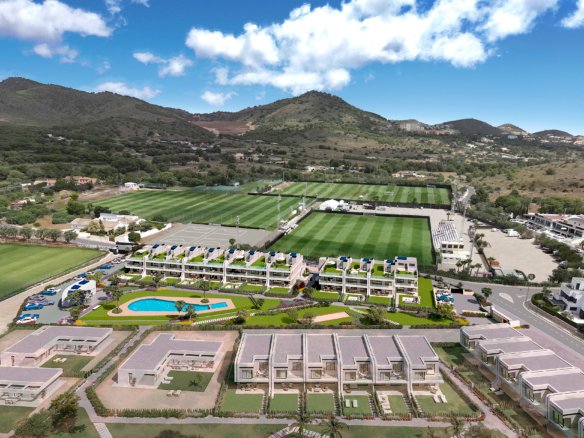 Vogelvluchtimpressie van de eerste fase nieuwbouw in La Manga Club met woningen, zwembad en omliggende heuvels