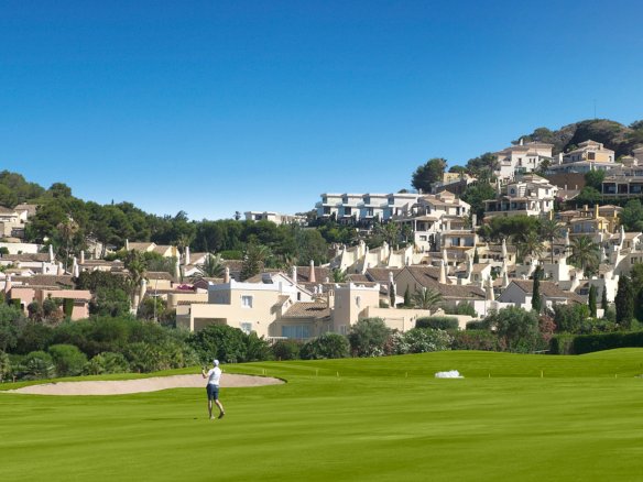 Golfbaan met groene fairway en woningen tegen de heuvels, nabij nieuwbouw in La Manga Club