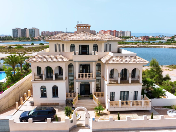 Luxe villa in La Manga met privézwembad en uitzicht op het water