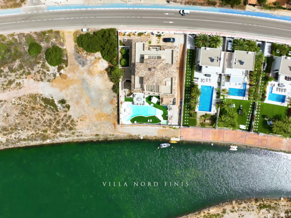Luchtfoto van de tuin en het privézwembad van Villa Nord Finis