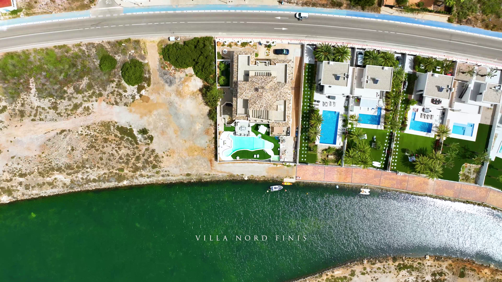 Luchtfoto van de tuin en het privézwembad van Villa Nord Finis