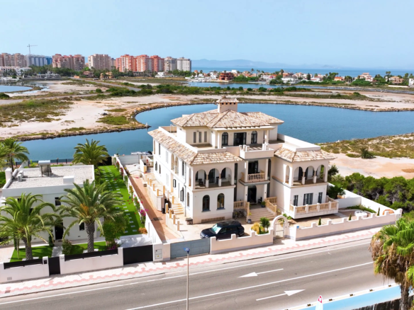 Voorgevel van Villa Nord Finis met mediterrane bogen en terracotta dakpannen