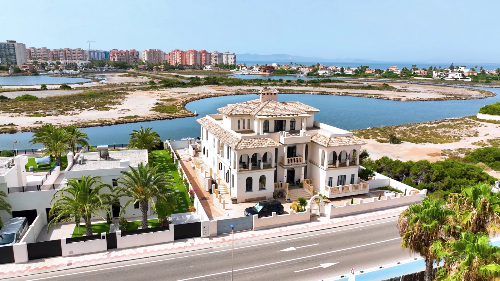 Voorgevel van Villa Nord Finis met mediterrane bogen en terracotta dakpannen