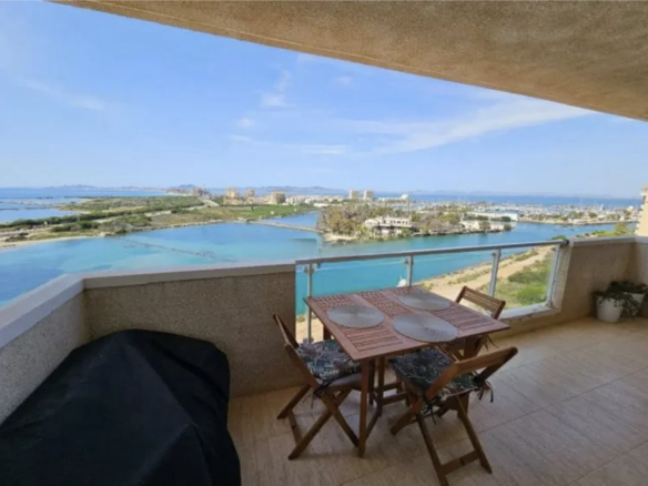 Terras met eettafel en uitzicht over het water bij het appartement in La Manga.